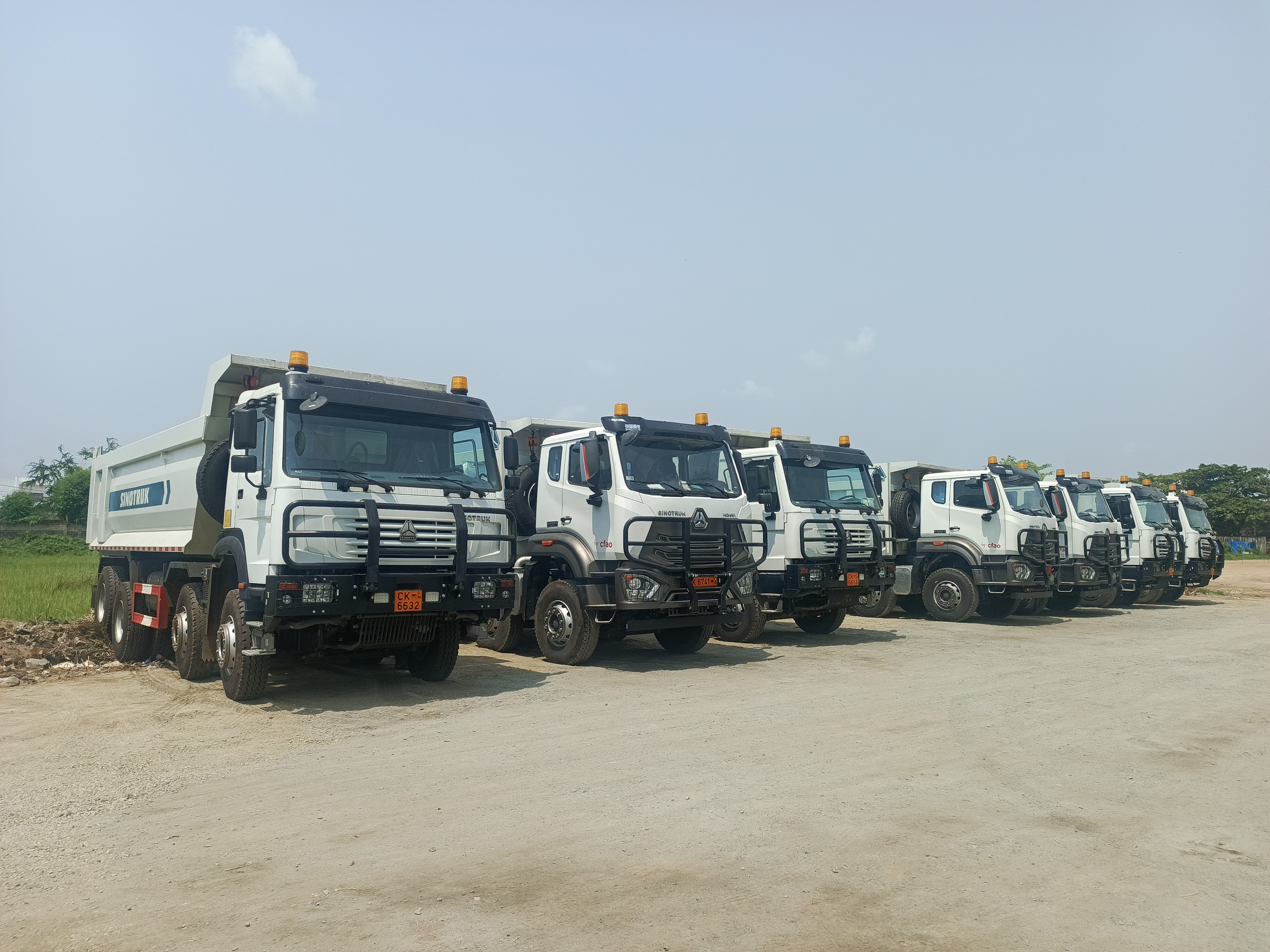 Flotte de camions-bennes Sinotruk du Groupement BB International - Parc d'équipements BTP Bénin