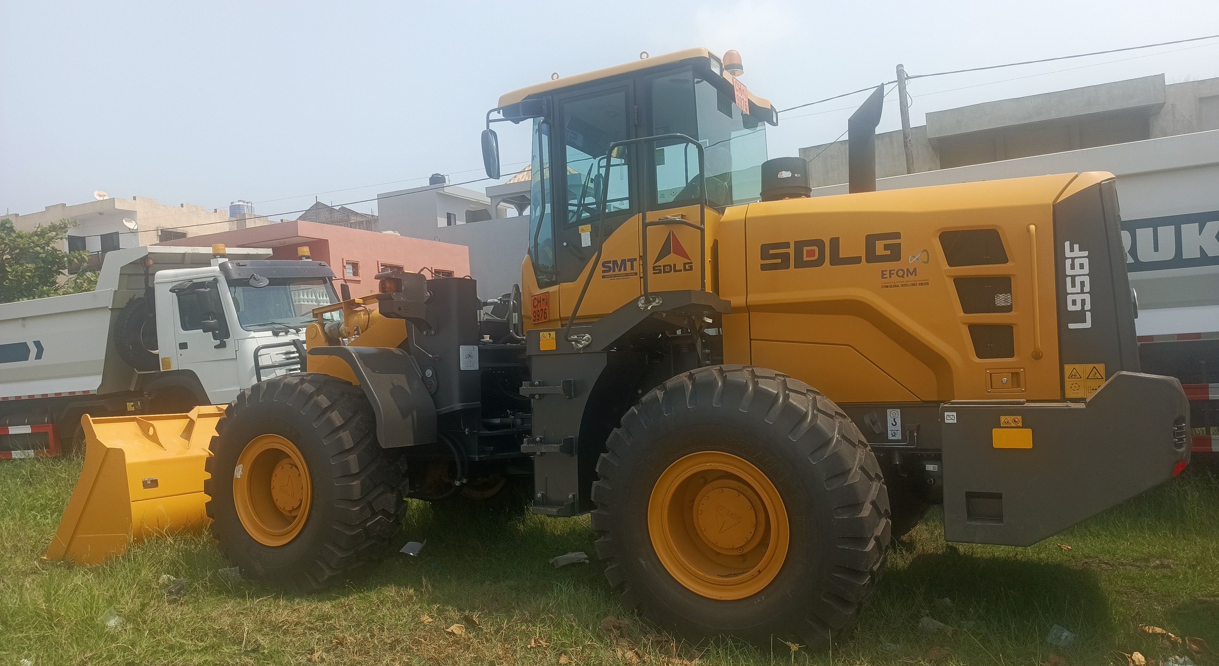 Véhicule lourd de construction mobilisé par le Groupement BB International en Afrique